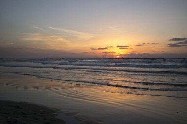 Doğal görünümü Beach alacakaranlıkta, Tel Aviv, İsrail