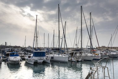 Tekneler yat limanında demirlemiş Tel Aviv-Yafa, Tel Aviv, İsrail