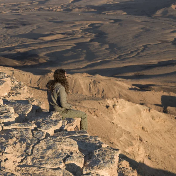 Vista Una Adolescente Sentada Roca Desierto Makhtesh Ramon Desierto Del — Foto de Stock