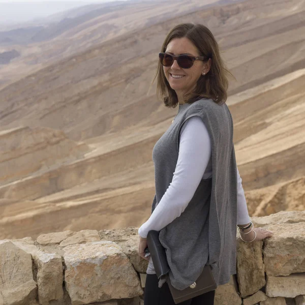 Retrato Mujer Feliz Ascenso Escorpiones Valle Arava Desierto Del Neguev — Foto de Stock