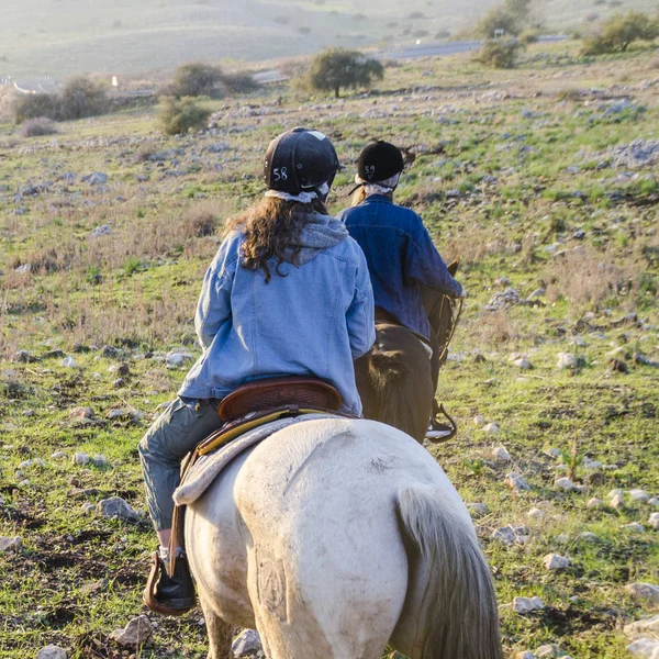 Zwei Frauen Reiten Feld Galiläa Israel — Stockfoto