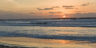 Doğal görünümü Beach alacakaranlıkta, Tel Aviv, İsrail