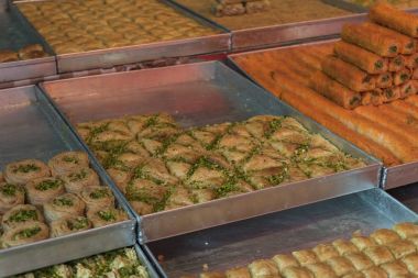 Geleneksel İsrail mutfakları satış mağazasında, Carmel pazarı, Tel Aviv, İsrail