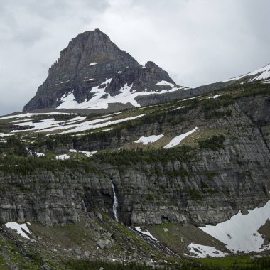 Dağ tepe bulutlu gökyüzü, buzul Milli Parkı, buzul County, Montana, ABD'deki karşı düşük açılı görünüş