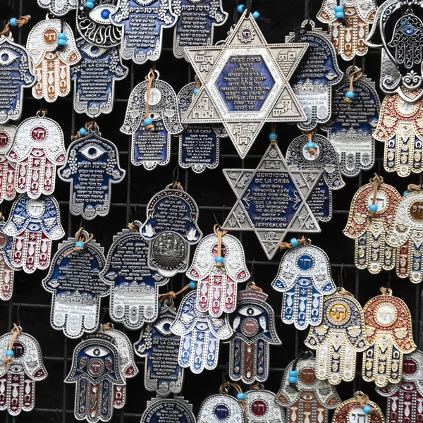 市場での販売のための宗教的なオブジェクト失速 カルメル市場 テルアビブ イスラエル — ストック写真