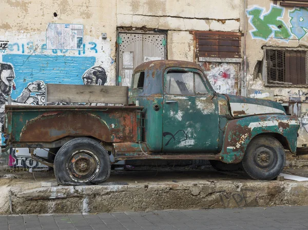 Opuštěné Vozidlo Zaparkováno Mimo Staré Budovy Florentin Tel Aviv Izrael — Stock fotografie