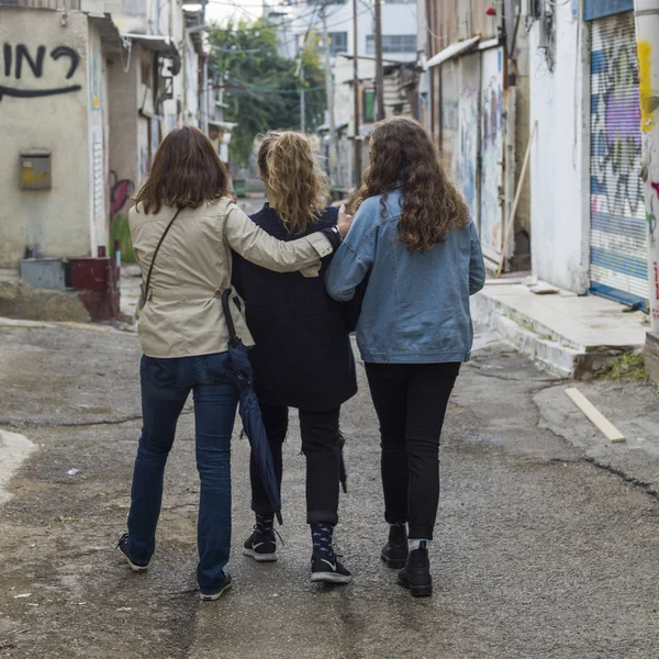 Vista Trasera Tres Mujeres Caminando Por Calle Florentin Tel Aviv — Foto de Stock