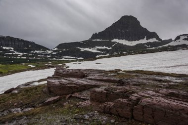 Bulutlu gökyüzü, Logan Pass, buzul Milli Parkı, buzul County, Montana, ABD'deki karşı dağ kar kaplı