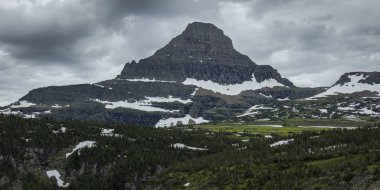 Dağ tepe bulutlu gökyüzü, güneşin için gidiş Road, buzul Milli Parkı, buzul County, Montana, ABD'deki karşı