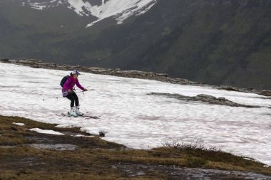 Kar, Continental bölmek, Lake doğa iz, Logan Pass, gizli buzul Milli Parkı buzul County, Montana, ABD'deki Kayak kişi yan görünüm