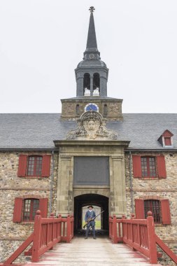 Güvenlik görevlisi, Louisbourg Kalesi, Louisbourg, Cape Breton Adası, Nova Scotia, Kanada