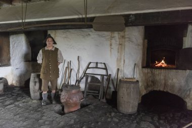 Kral'ın depo Louisbourg Kalesi, Louisbourg, Cape Breton Adası, Nova Scotia, Kanada dönem kostüm duran adam