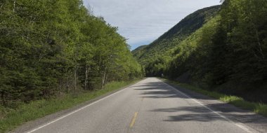 Boş yol ortasında ağaçlar tarafından hills, Petit Etang, Cape Breton Highlands Milli Parkı, Cape Breton Adası, Nova Scotia, Kanada