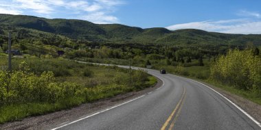 Boş yol kırsal manzara, Cabot Trail, Cape Breton Adası, Nova Scotia, Kanada geçen