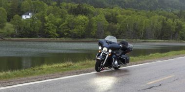 Irmak, Englishtown, Cape Breton Adası, Nova Scotia, Kanada yol kenarında Park motosiklet