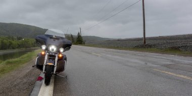 Irmak, Englishtown, Cape Breton Adası, Nova Scotia, Kanada yol kenarında Park motosiklet