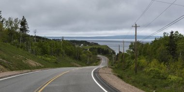 Boş yol kırsal manzara, Grand Nehri, Cape Breton Adası, Nova Scotia, Kanada geçen