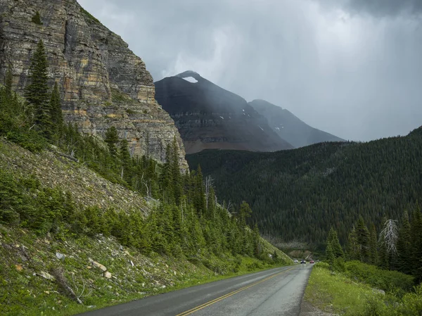 道路に向かって山 太陽に行く道 グレーシャー国立公園の氷河郡 モンタナ州 アメリカ合衆国 — ストック写真