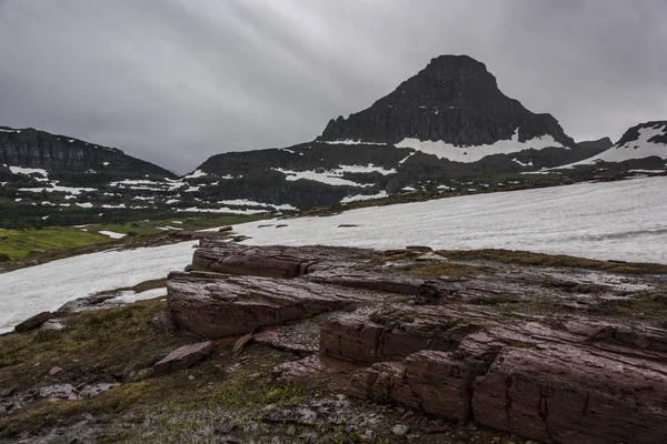 Sneeuw Bedekt Berg Tegen Bewolkte Hemel Logan Pass Glacier National — Stockfoto