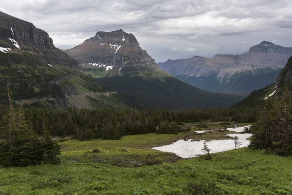 风景秀丽的山范围反对多云天空 洛根通行证 冰川国家公园 冰川县 蒙大拿 — 图库照片
