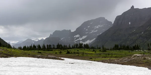 隠された湖自然歩道 ローガン峠 グレーシャー国立公園の氷河郡 モンタナ州 アメリカに向かって山道の大陸分割 — ストック写真