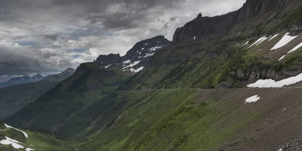 Festői Kilátást Hegység Ellen Felhős Going Sun Road Glacier Nemzeti — Stock Fotó