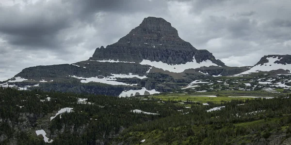 Mountain Peak Cloudy Sky Going Sun Road Glacier National Park — Foto de Stock