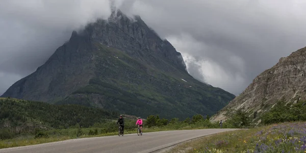 Duas Pessoas Andando Bicicleta Estrada Muitos Glaciar Parque Nacional Glacier — Fotografia de Stock