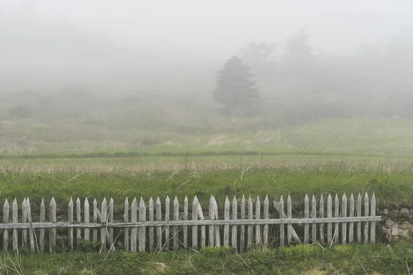 Fence Field Fog Fortress Louisbourg Louisbourg Cape Breton Island Nova — Stock Photo, Image