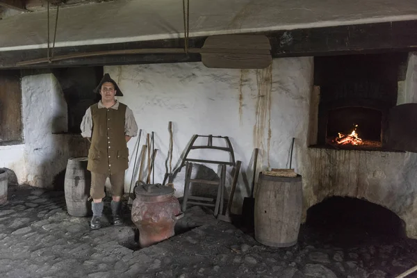 Kral'ın depo Louisbourg Kalesi, Louisbourg, Cape Breton Adası, Nova Scotia, Kanada dönem kostüm duran adam