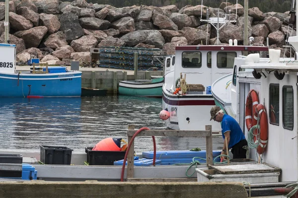 Senior Male Fiskare Fiskebåt Vid Harbor Neil Harbour Kap Bretonön — Stockfoto