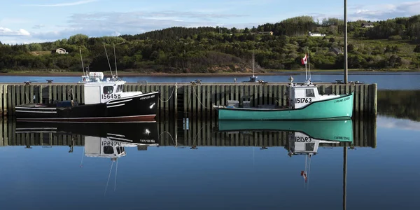 Balıkçı tekneleri Balık tutma Inverness Limanı, Mabou, Cape Breton Adası, Nova Scotia, Kanada limanda palamarla