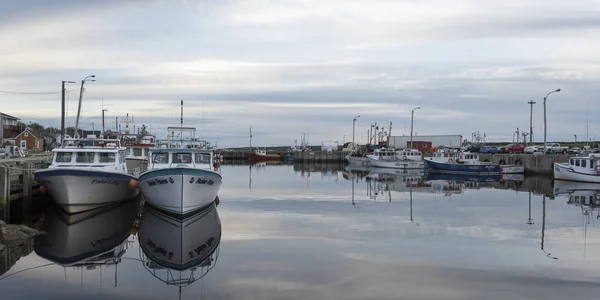 加拿大新斯科舍省布雷顿角岛小上科西嘉码头停泊的拖网渔船 — 图库照片