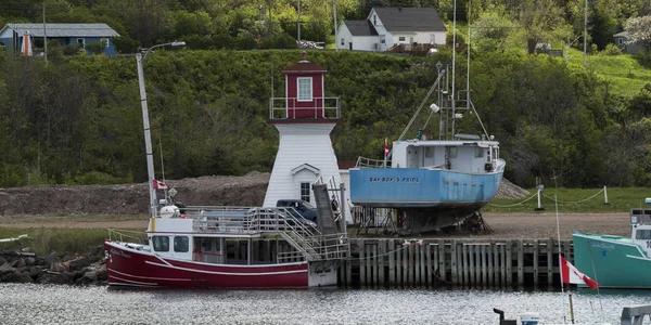 Balıkçı tekneleri Balık tutma demirleyen dock, çok iyi Bay, Cape Breton Adası, Nova Scotia, Kanada