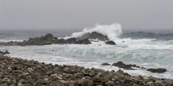 Voda Stříkající Skalnatém Pobřeží Pevnosti Louisbourg Louisbourg Ostrově Cape Breton — Stock fotografie