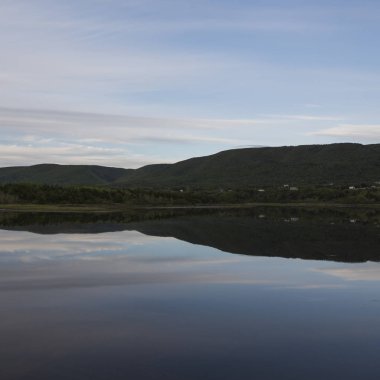 Arka plan, Cheticamp, Cabot Trail, Cape Breton Adası, Nova Scotia, Kanada dağlarında ile sakin Nehri'nin doğal görünümü