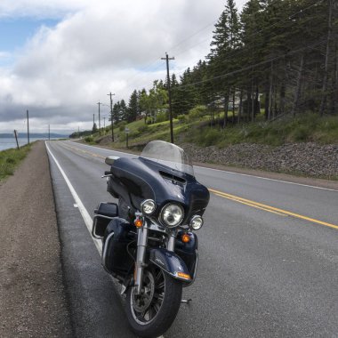 Motosiklet yol kenarında, İrlandalı Cove, Cape Breton Adası, Nova Scotia, Kanada üzerinde park etmiş.