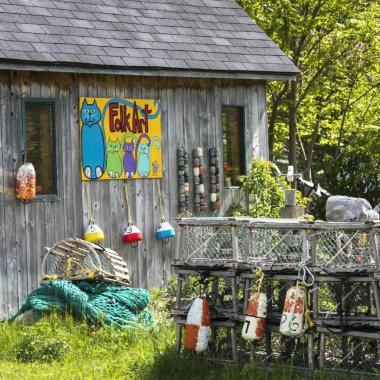 Yengeç tencere balıkçılık kulübede, Cabot Trail, Cape Breton Adası, Nova Scotia, Kanada yığılmış