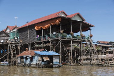 Tepedeki Tonle Sap Gölü, Kampong Phluk, Siem Reap, Kamboçya evler