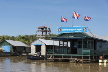Stilts üzerinde Tonle Sap Gölü, Kampong Phluk, Siem Reap, Kamboçya binasında Kamboçyalı bayrakları