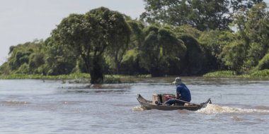 Adam kürek tekne Tonle Sap Gölü, Kampong Phluk, Siem Reap, Kamboçya