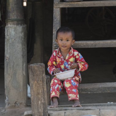 Yemek yiyecek, Siem Reap, Kamboçya merdivene oturmuş çocuk portresi