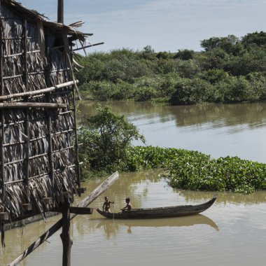 Yükseltilmiş görünümü çocuk kürek teknesi Tonle Sap Gölü, Kampong Phluk, Siem Reap, Kamboçya