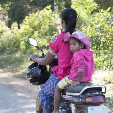 Kadın çocuğunu motosiklet, Siem Reap, Kamboçya üzerinde taşıma