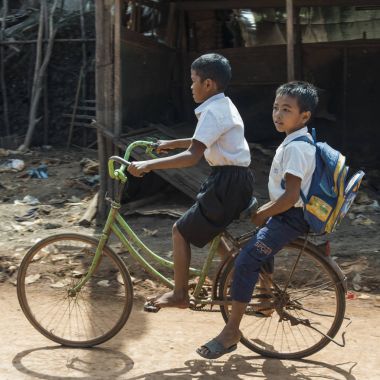İki erkek yan görünüm bisiklet, Siem Reap, Kamboçya