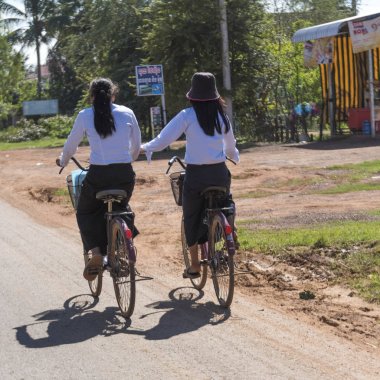 Bisiklet, Damdek, Siem Reap, Kamboçya sürme iki kadın arkadan görünüş