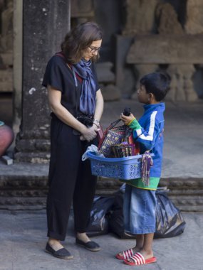 Kadın için Krong Siem Reap, Siem Reap, Kamboçya çanta satan çocuk