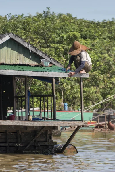 Man Herstelling Dak Van Zijn Huis Stilt Tonle Sapmeer Kampong — Stockfoto