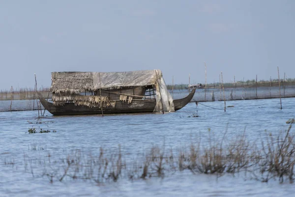 トンレサップ湖 カンポン カンポンプロック村 シェムリ アップ カンボジアでの手漕ぎボート — ストック写真
