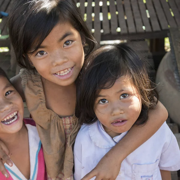 カメラ シェムリ アップ カンボジアを見て幸せな子供の肖像 — ストック写真